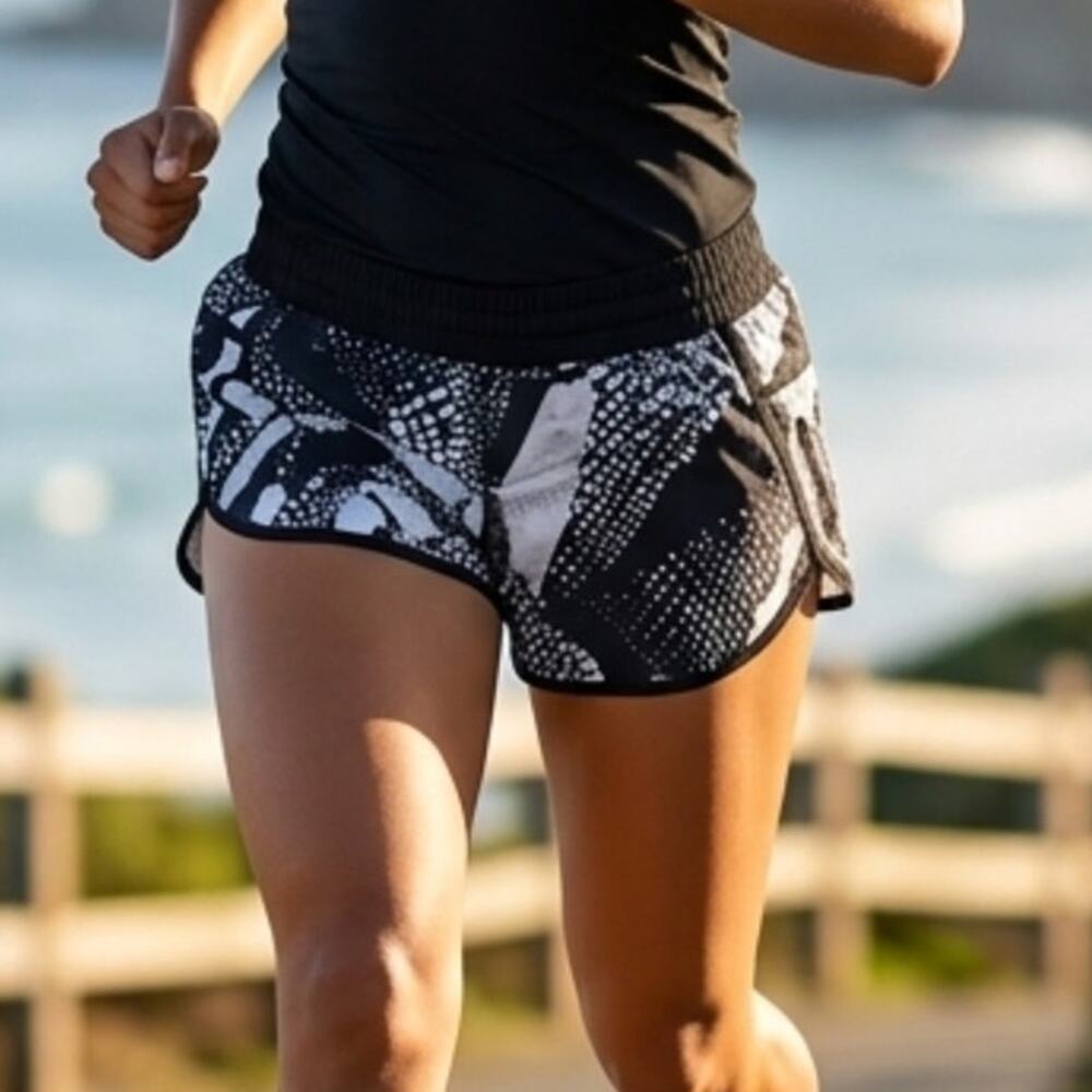 Lululemon athletica Tracker Short III the Static Mist White Black print size 8
